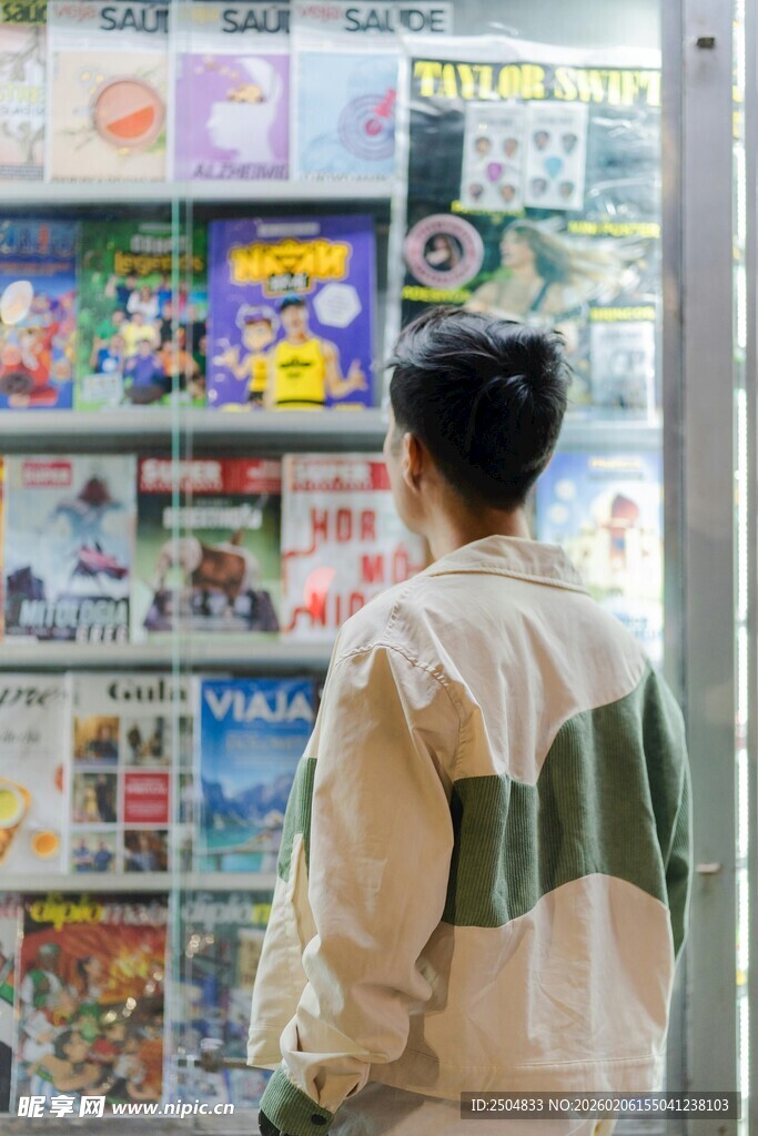 男子驻足观看自动售卖机