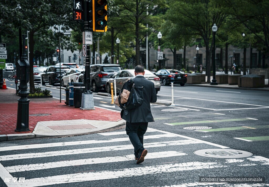 行人穿越城市斑马线