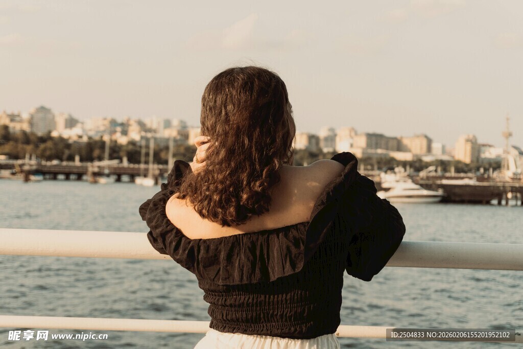 女子岸边背影赏景