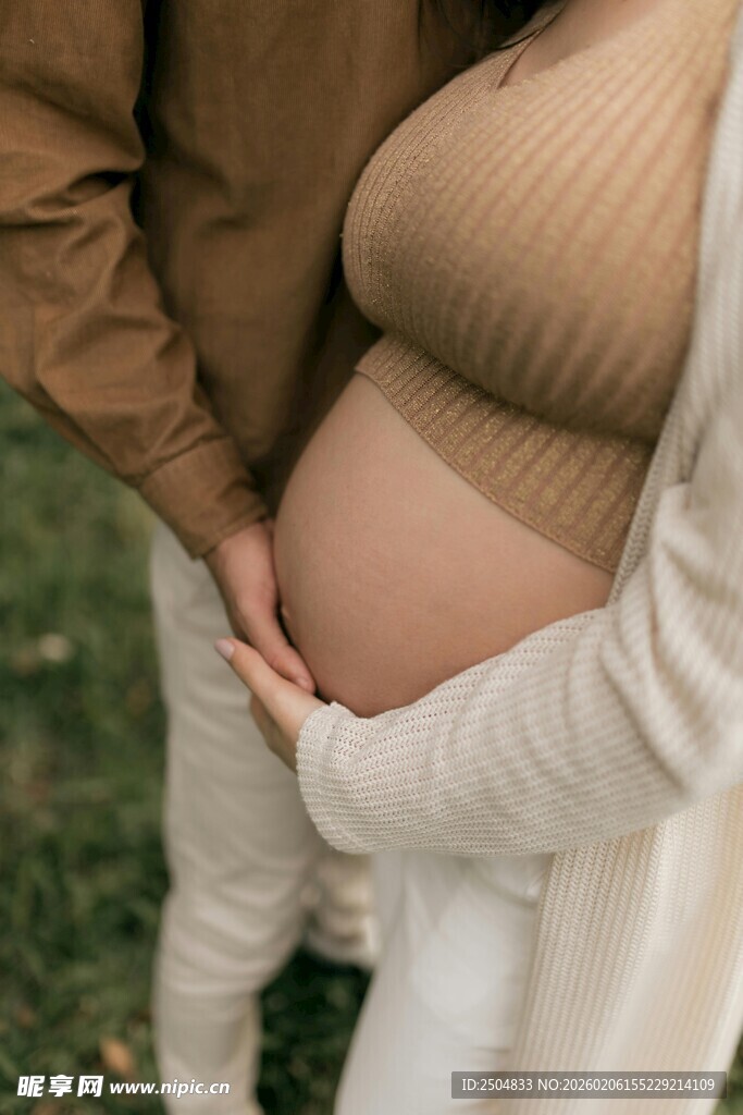 夫妻轻抚孕妇隆起的腹部