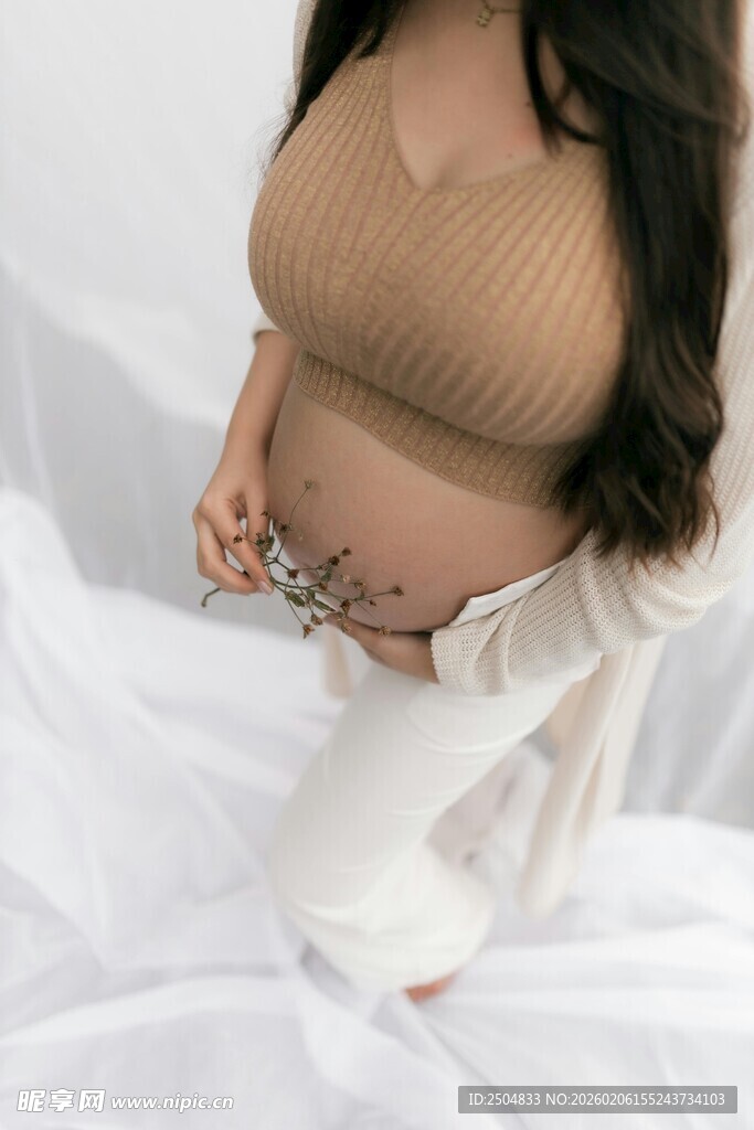 孕妇优雅展示隆起的腹部