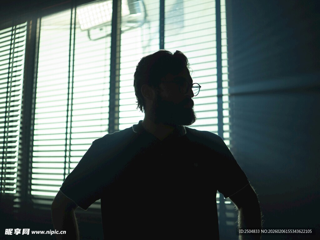 窗前男子剪影