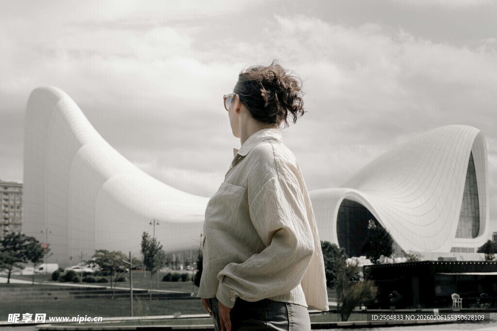 女子于独特建筑前的背影