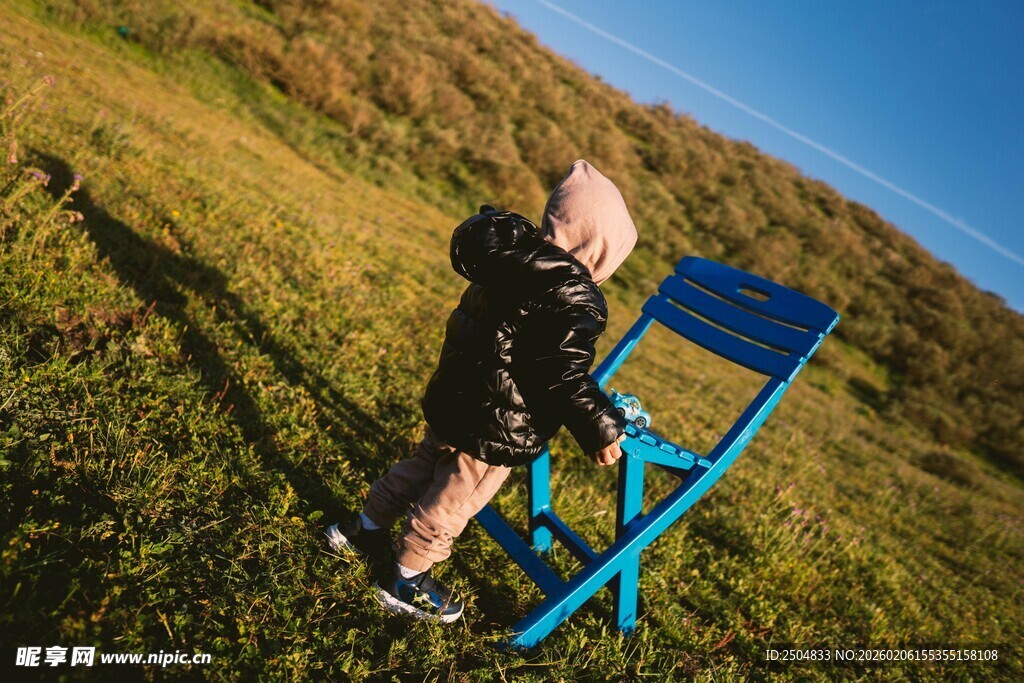 户外露营者与蓝色折叠椅