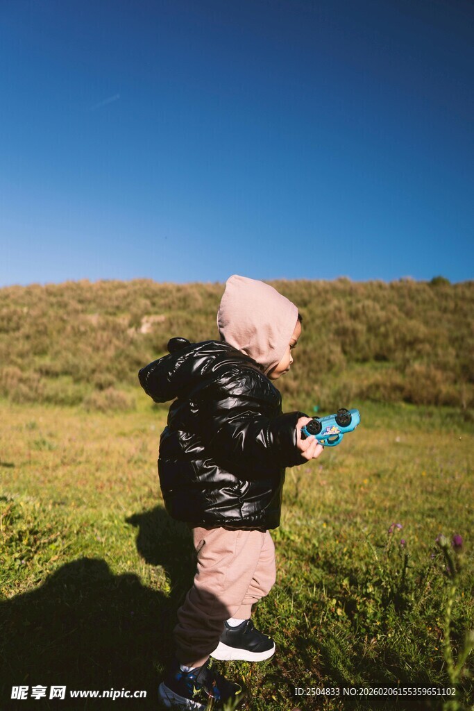 小孩户外玩耍吹泡泡