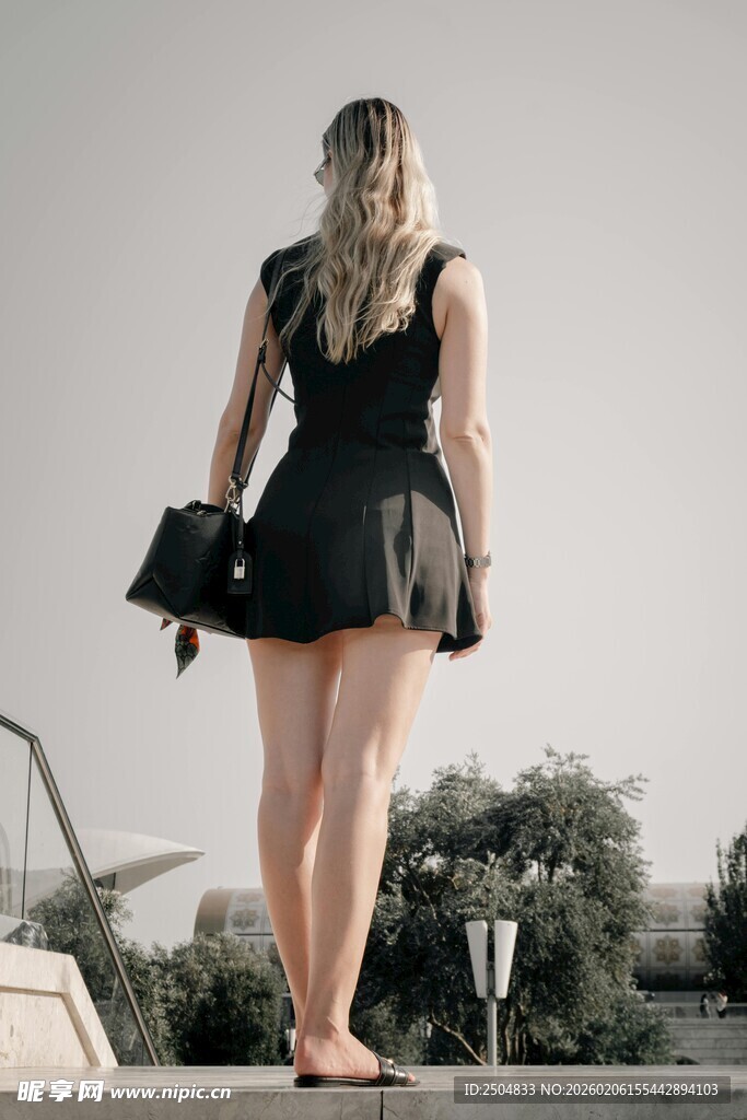 女子优雅背影与时尚穿搭