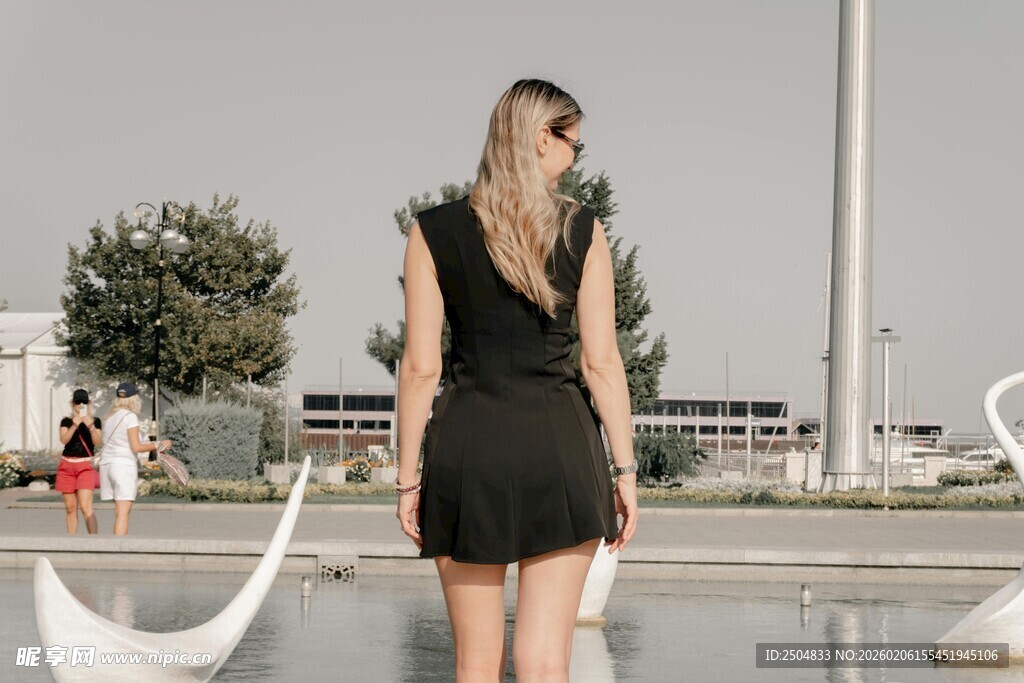 黑衣女子于户外优雅伫立