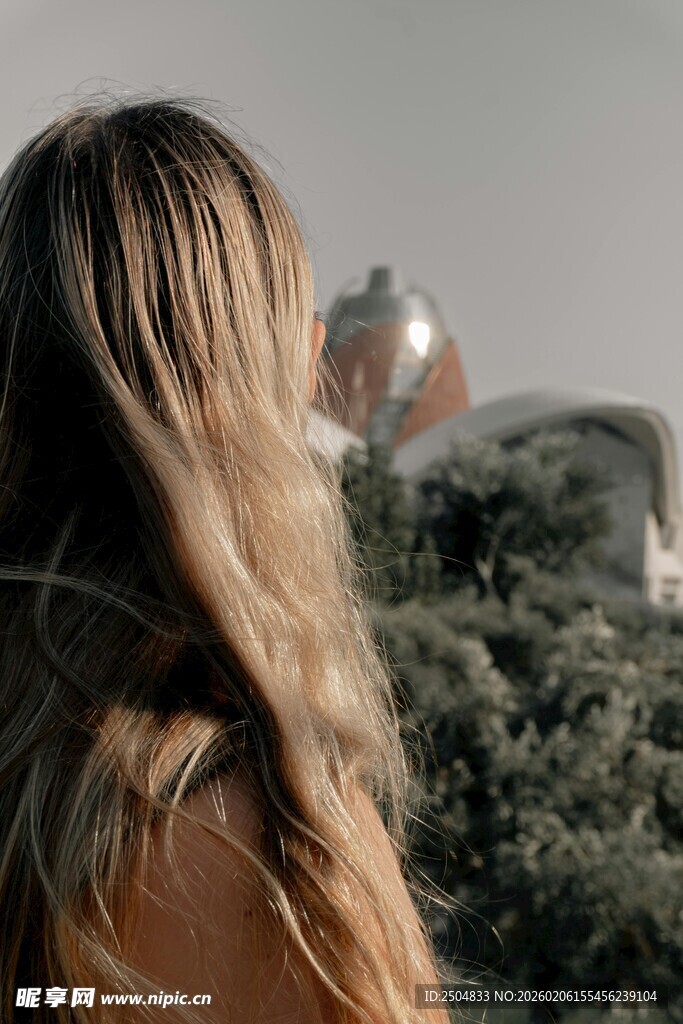 长发女子眺望远方灯塔