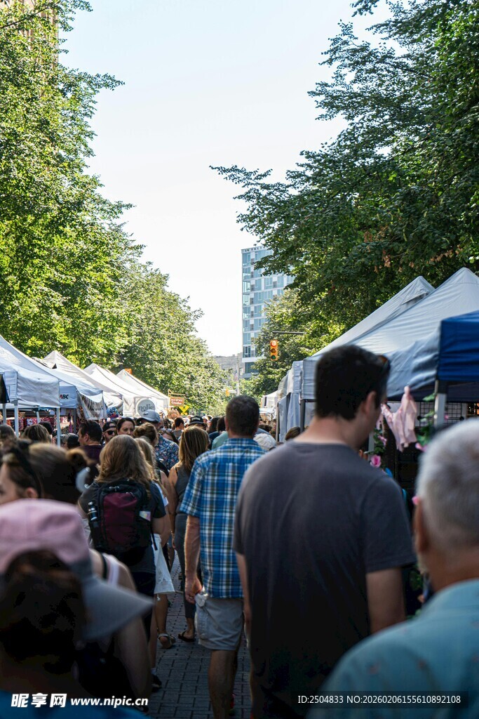 热闹集市人群熙攘