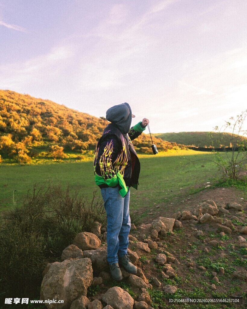 徒步者眺望远方田野
