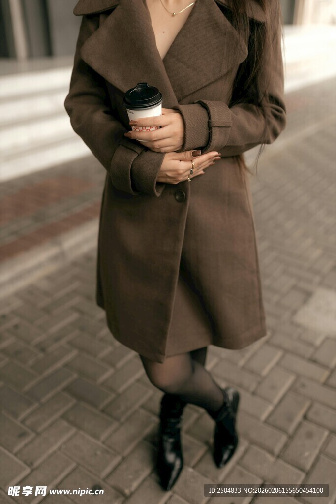 时尚女子手持咖啡优雅街拍