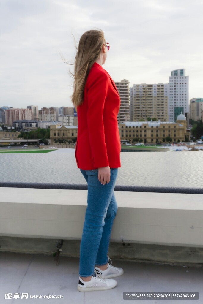 红衣女子眺望城市风景