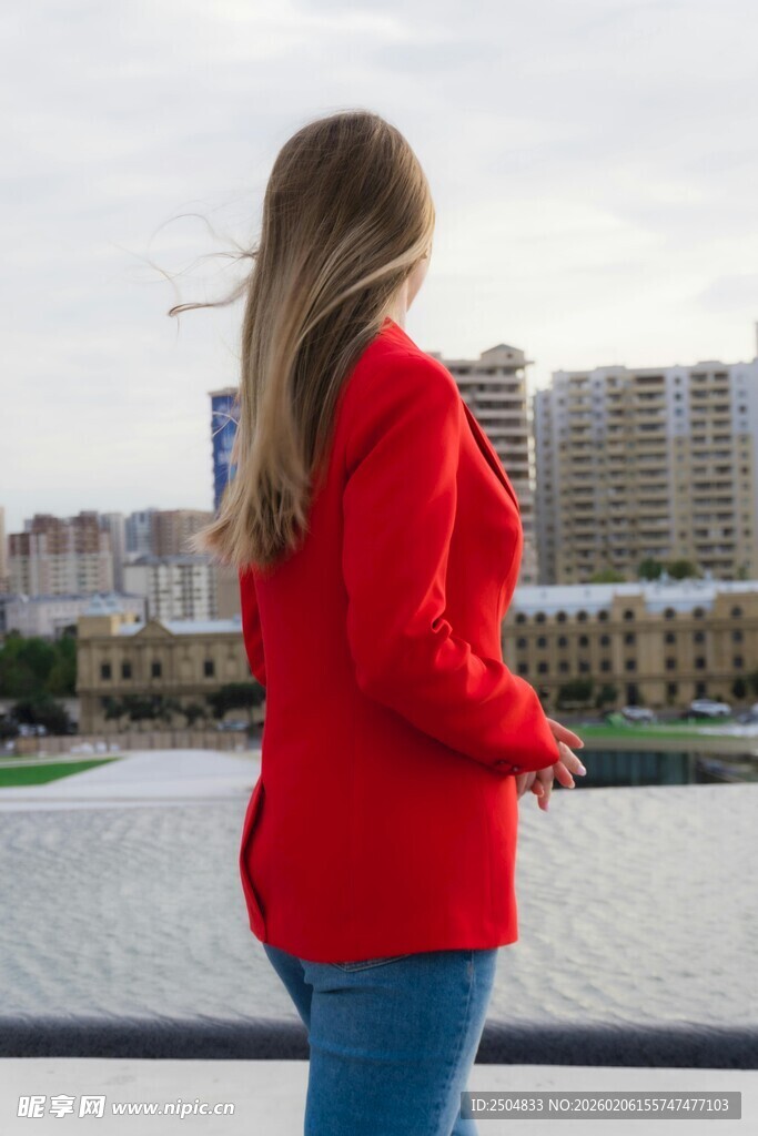 红衣女子眺望城市风景