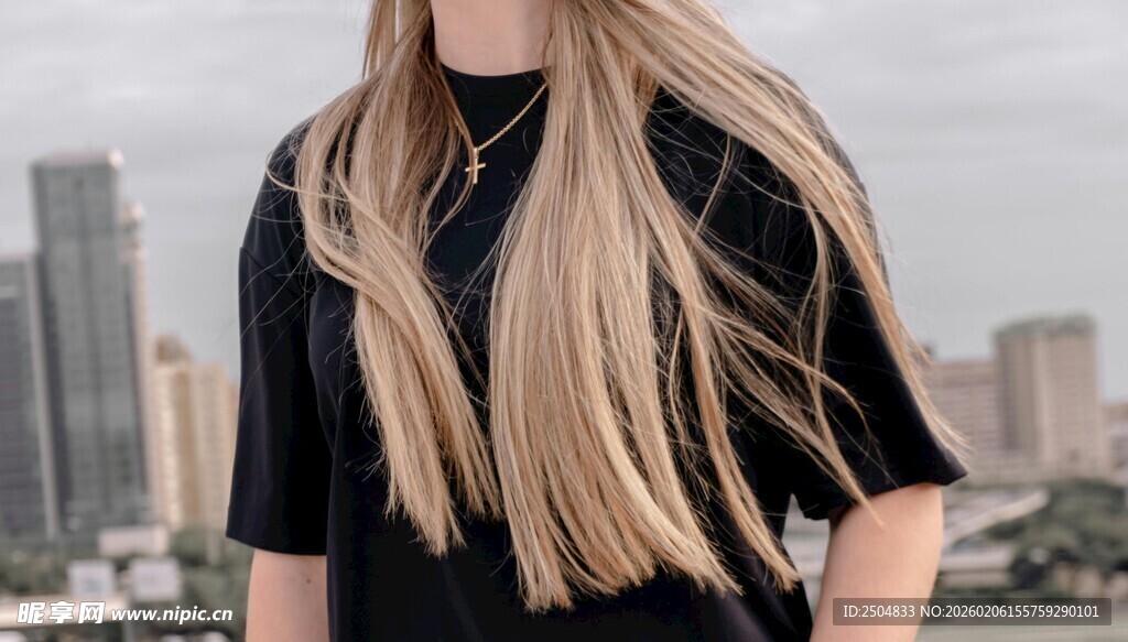 长发女子于城市背景前