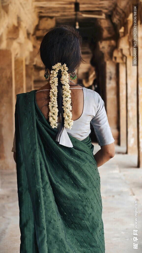 身着绿纱丽的优雅背影