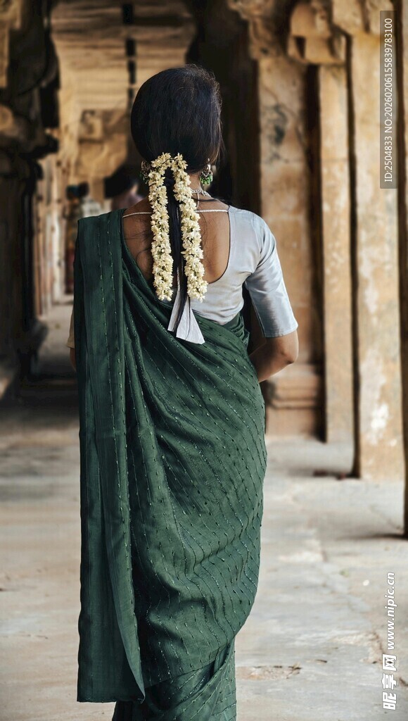 身着绿纱丽的优雅背影