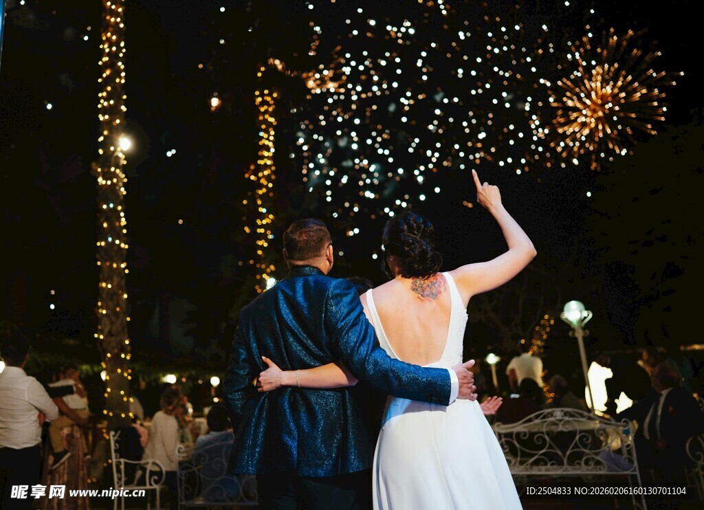 新婚夫妇在烟火下甜蜜相拥