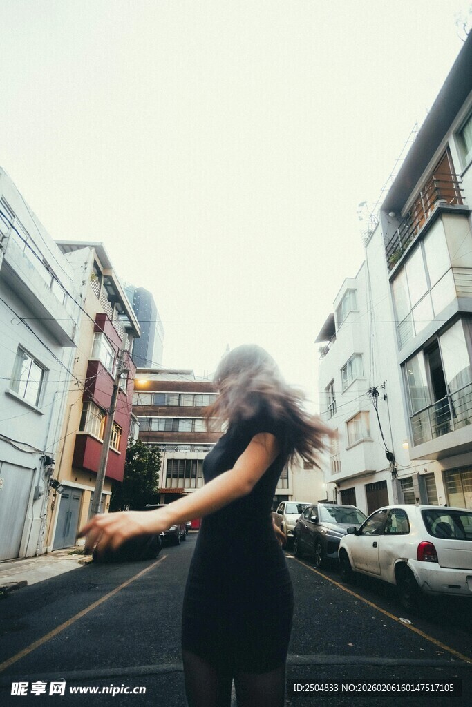 街头漫步的飘逸长发女子