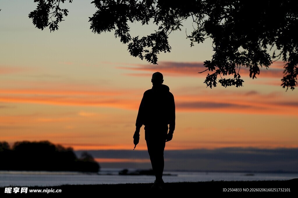 夕阳下的海边独行者