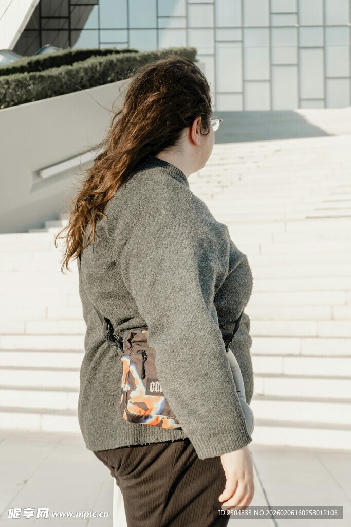 背影女子 时尚休闲穿搭