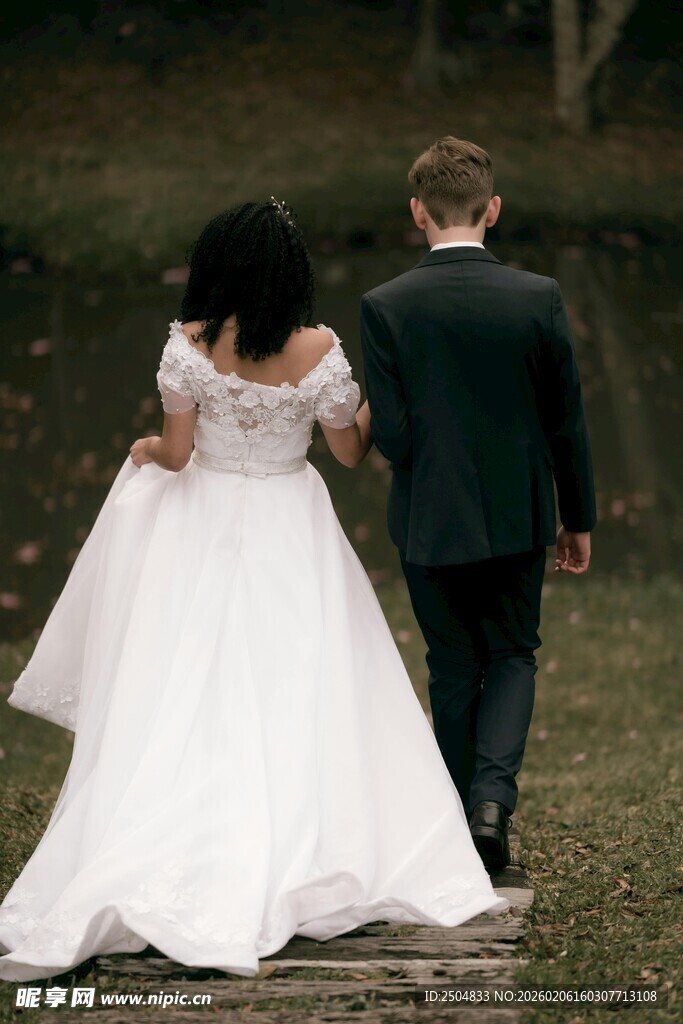 新婚夫妇林间漫步