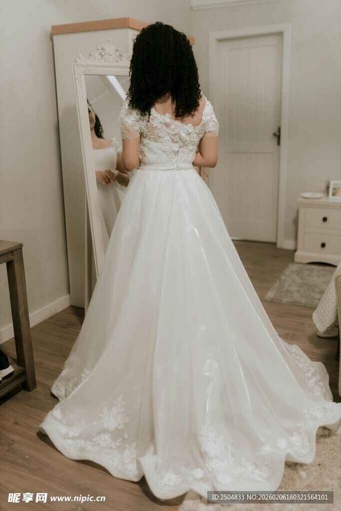 女孩试穿华丽白色婚纱
