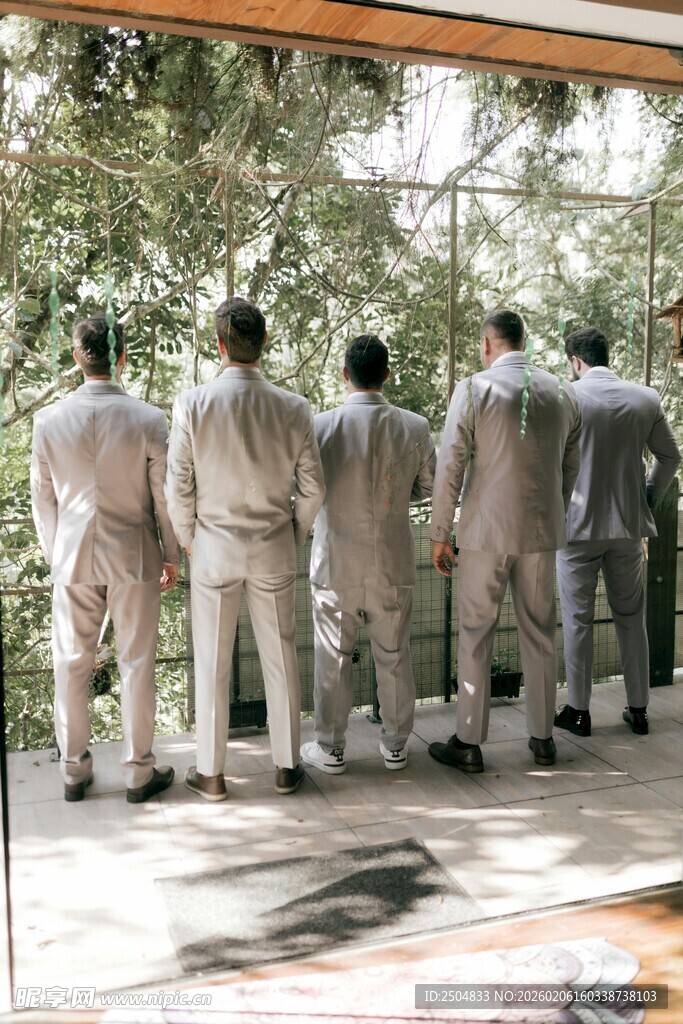 一群工人整齐列队