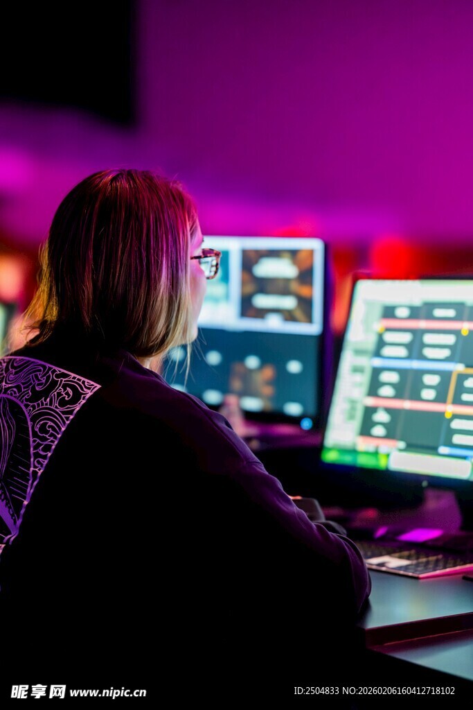 专注于多屏幕工作的职员