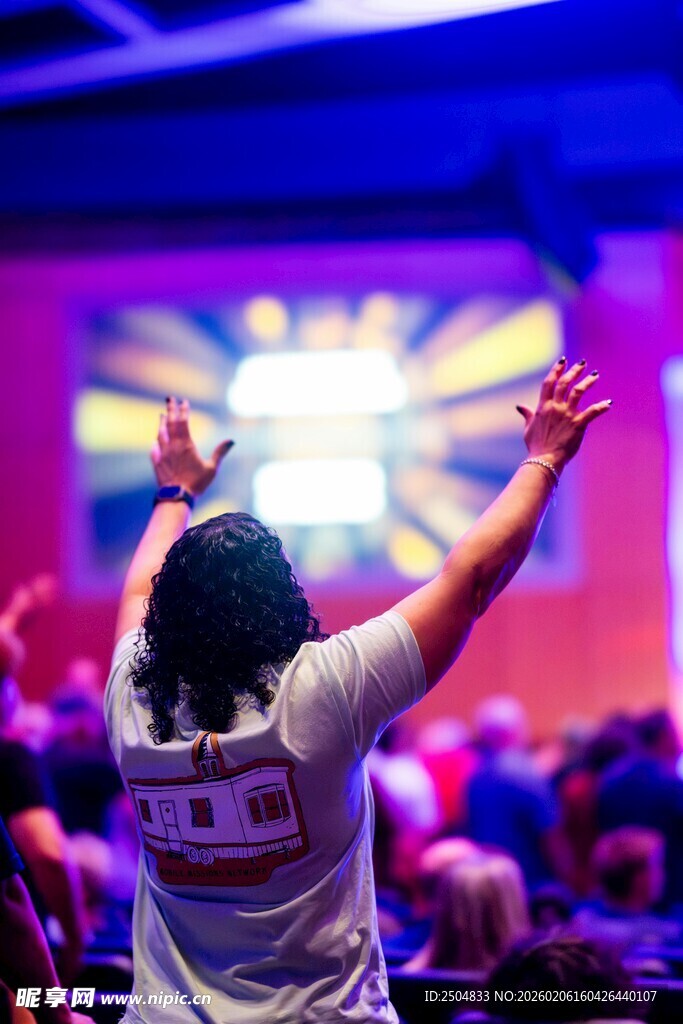 观众热情欢呼现场演出