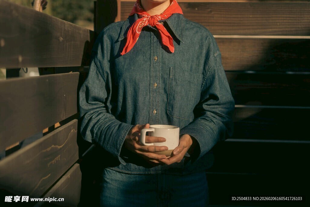 男子手持骷髅头 神情神秘