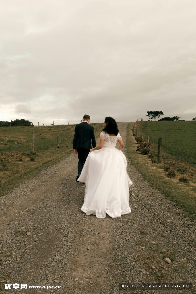 新婚夫妇漫步乡间小道