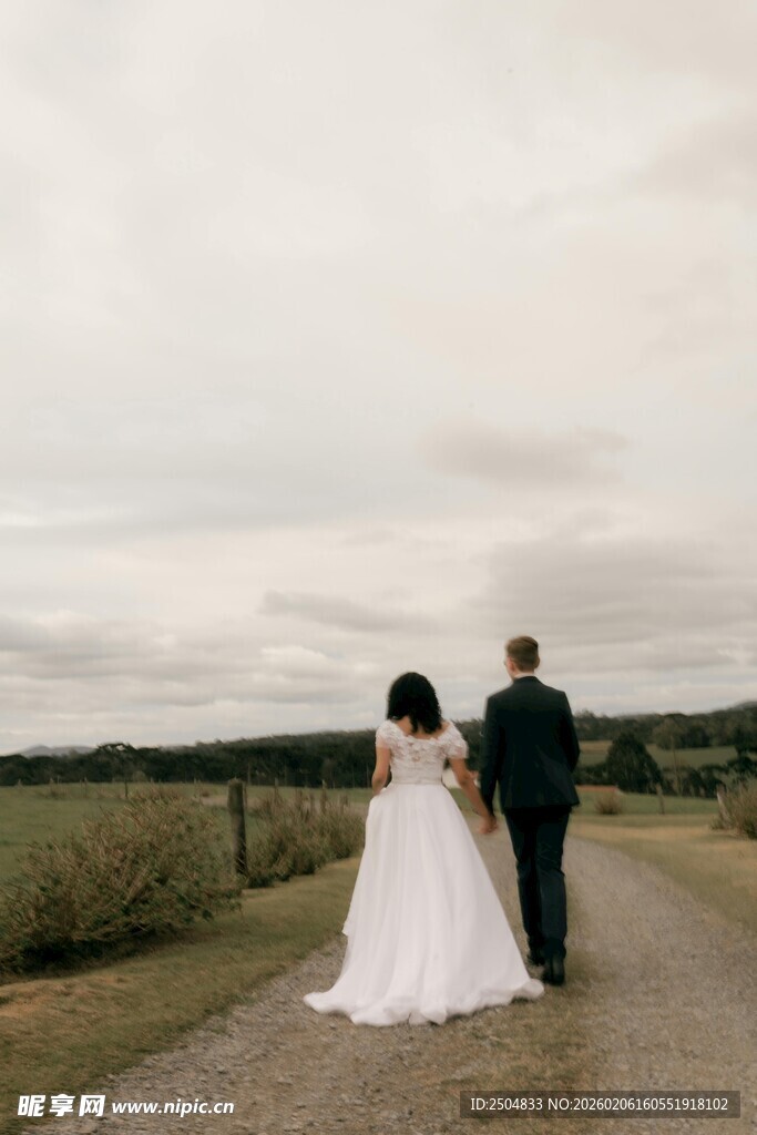 新婚夫妇漫步乡间小道