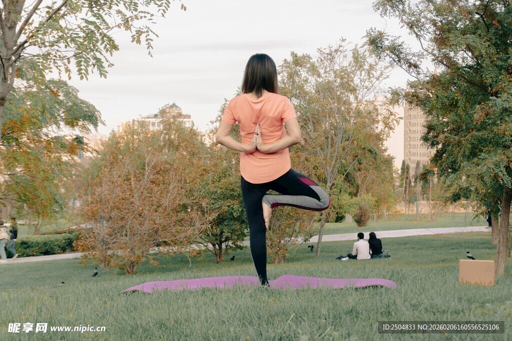 户外女子专注做瑜伽动作