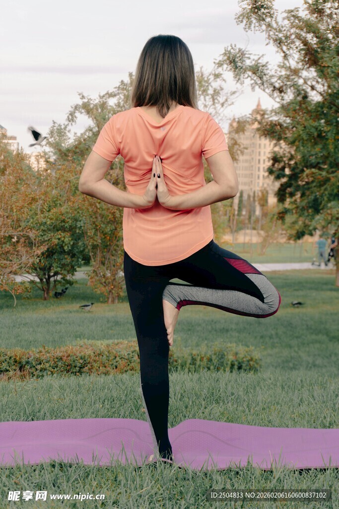 户外女子专注练瑜伽