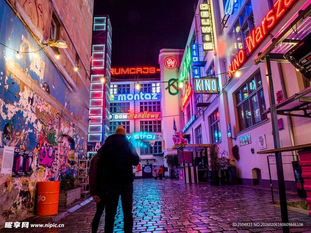 霓虹灯下的街头漫步