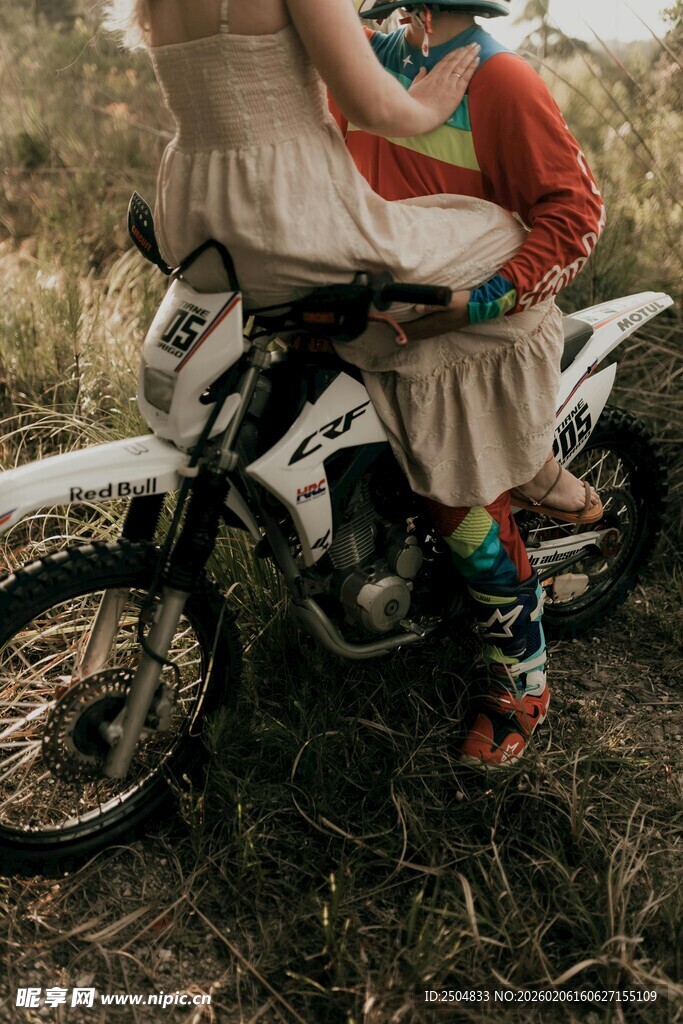 女孩坐越野摩托享受户外