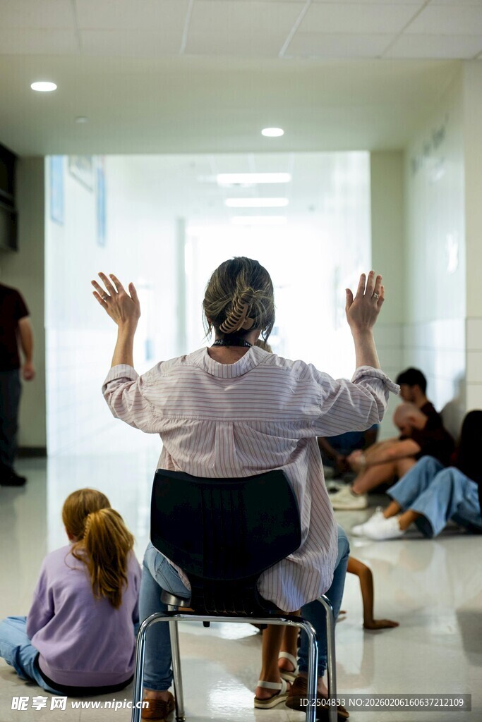 老人带领众人做伸展运动