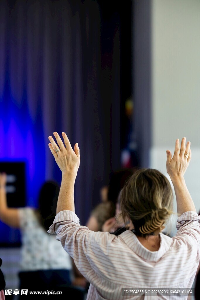 课堂上学生举手发言