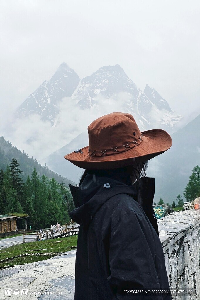 旅人戴帽眺望雪山风景