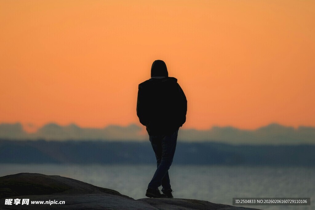 海边独行者的落日剪影
