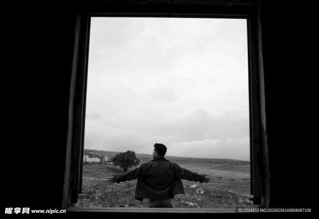 窗前眺望远方的孤独身影