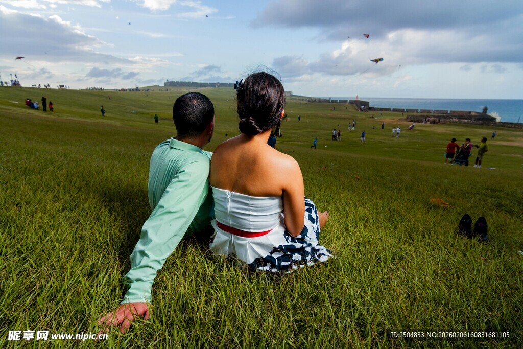 情侣草地依偎赏景