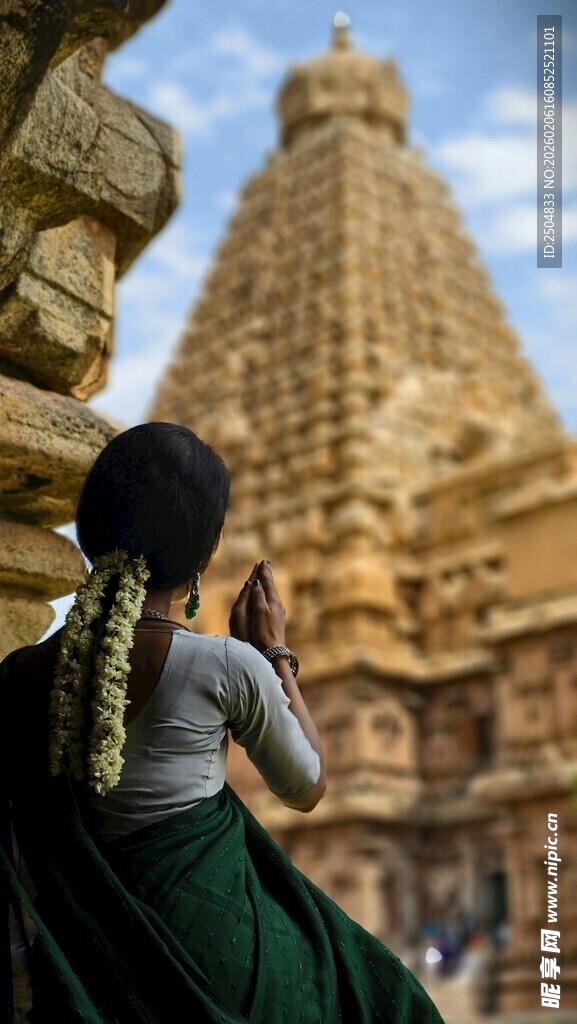 女子于古老寺庙前的背影