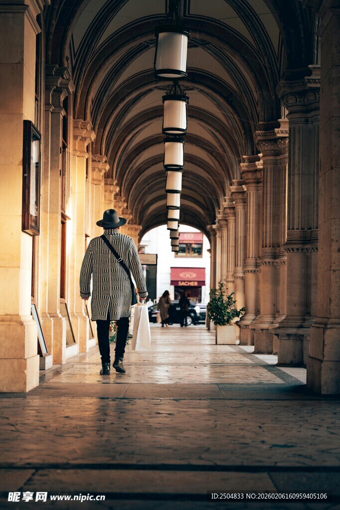 长廊中漫步的行人