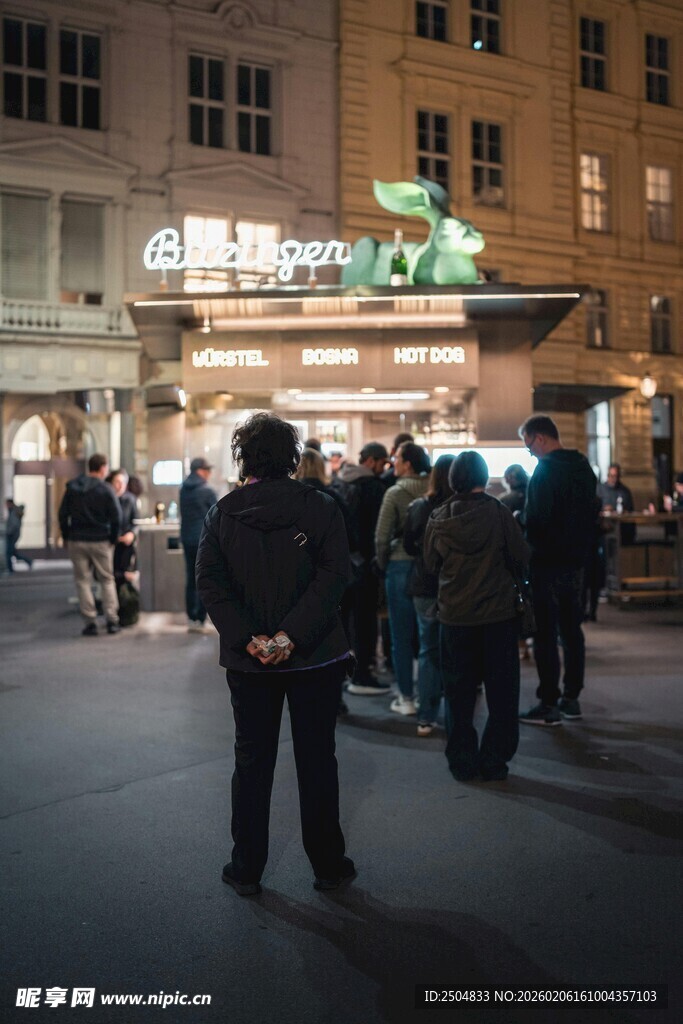 夜晚街头的人群与建筑