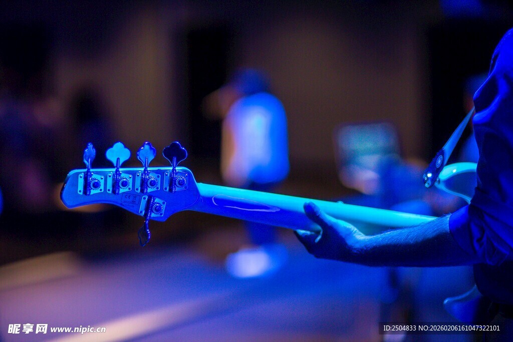 手持发光棒的动感场景