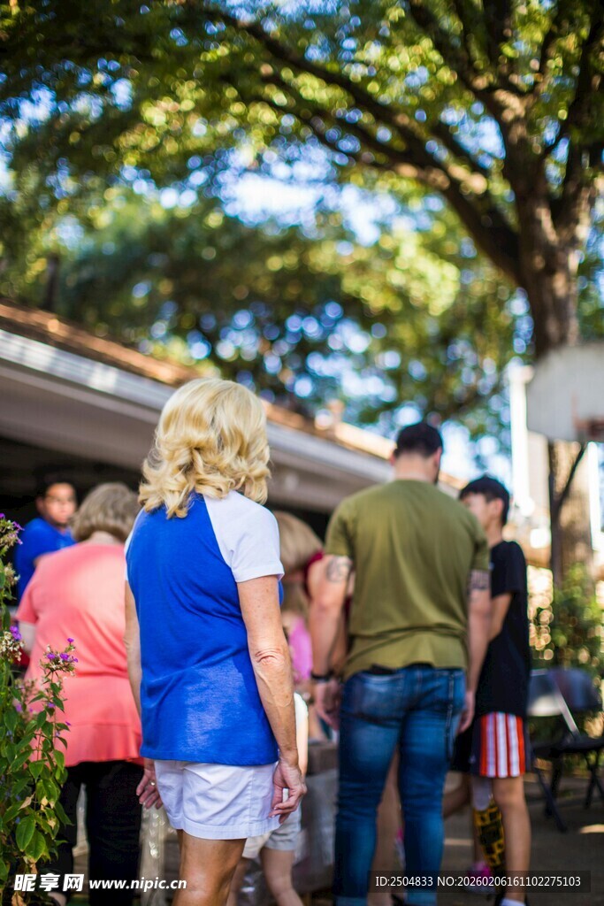 户外人群聚集场景