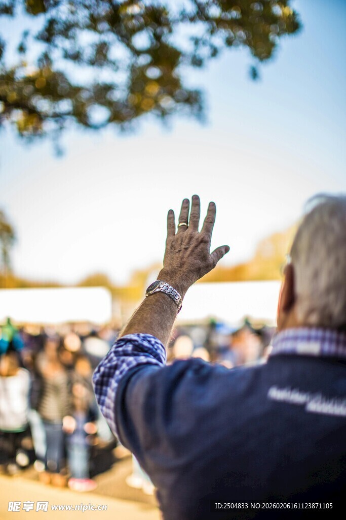 老人户外挥手致意