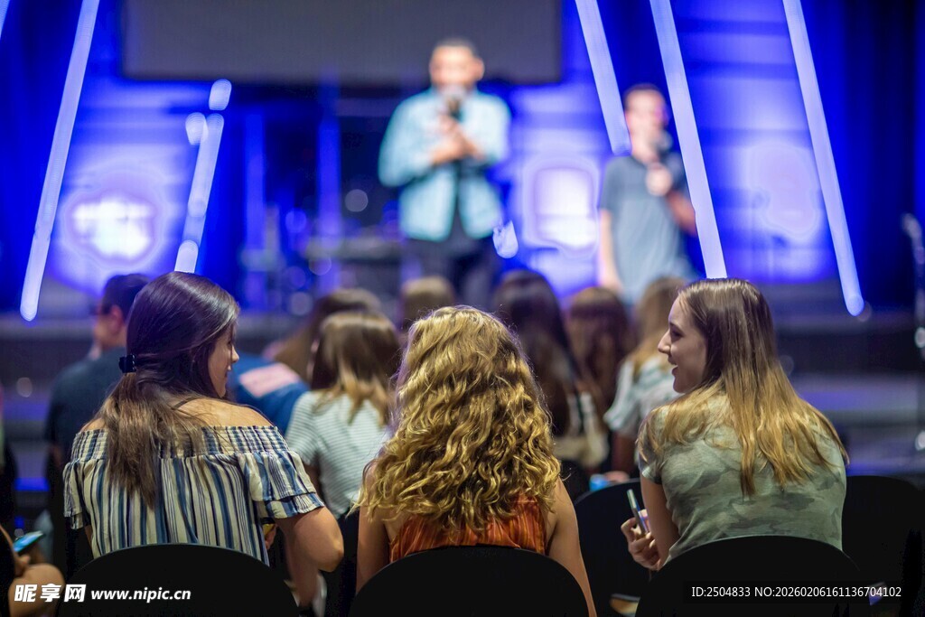 观众聆听舞台上的演讲者