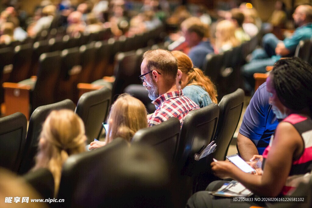 剧院内观众就座等待开场